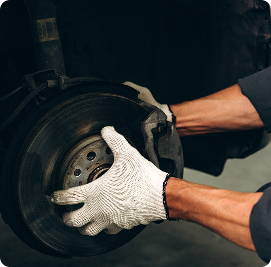 Mechaniker bei der Arbeit an Bremsen
